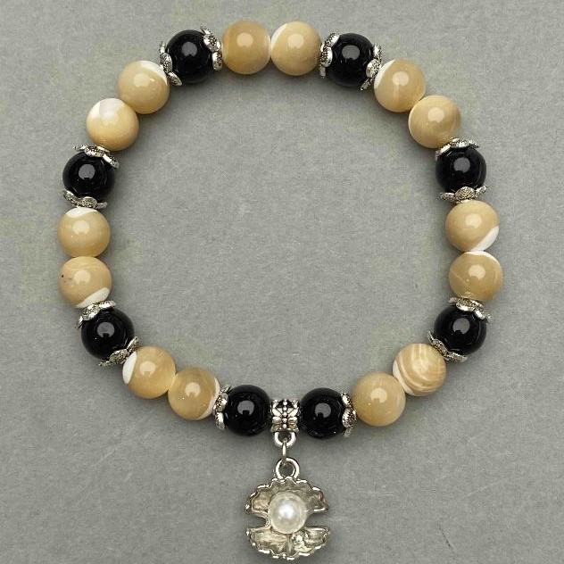 Beige natural mother-of-pearl bracelet with a smooth bead, 8.5 mm diameter and agate, length 18 cm ± stretch
