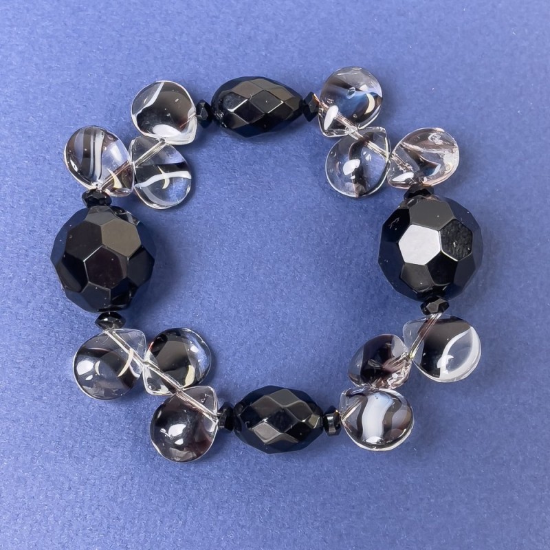 Bracelet with Murano glass butterfly and agate, 15×12 mm; faceted agate bead 18 mm; faceted barrel bead 16×12 mm; length 18 cm; stretch