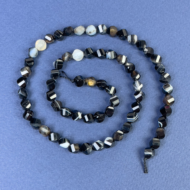 Faceted Agate Diamond Beads 6x5mm on Thread, Length 38cm+