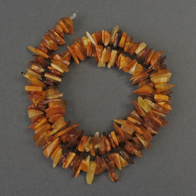 Amber-chip beads, diameter 9–14×3 mm, length 39 cm, on a thread