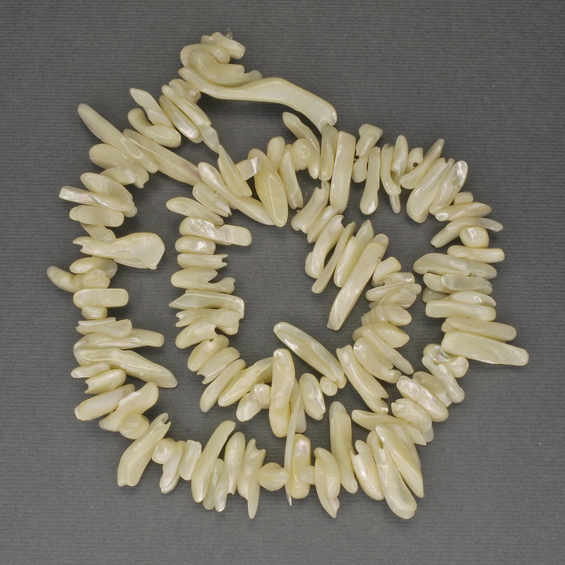 Pearlescent chip-needle beads, 11–25 x 2–5 mm, 40 cm on thread