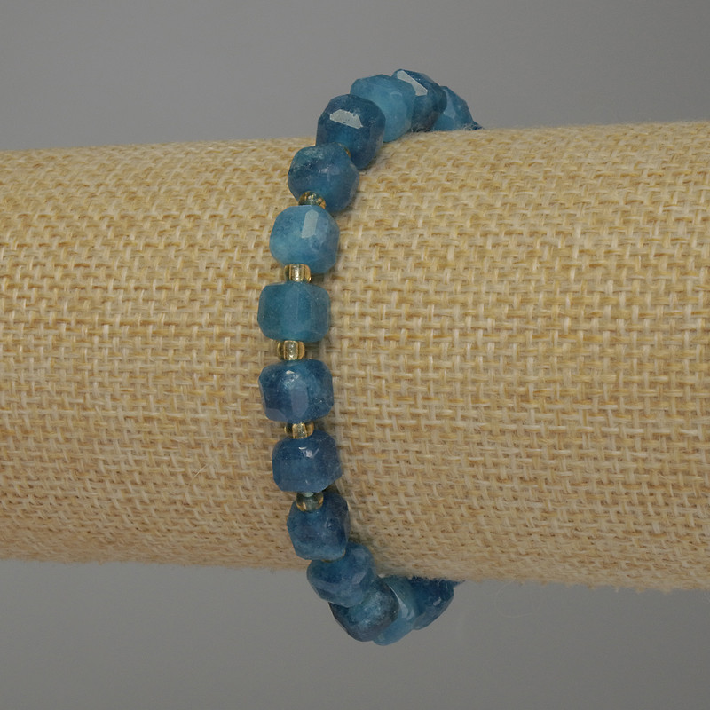 Apatite Faceted Cube Bracelet, 7×6 mm, 18 cm stretch