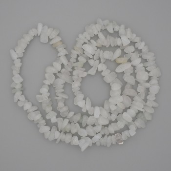 Намистини Білий кварц крихта 5-12х3-5мм+-на волосіні, довжина 78см+