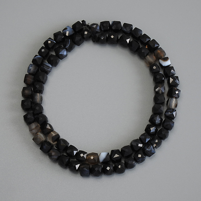 Faceted agate cube beads, 5x5 mm, 37 cm length on thread