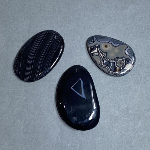 Pendant made of natural agate, 47-54×32-40 mm ± with natural imperfections, assorted size
