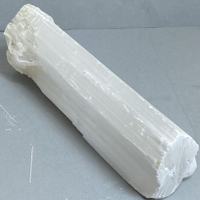 Unpolished Selenite Mineral weight 968 g 19×6.7×5 cm+