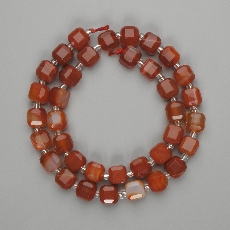 Faceted Agate Cube Beads, 8x8 mm, 3 mm seed beads, length 37 cm, on thread