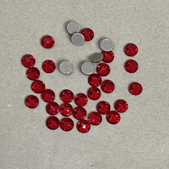 Red self-adhesive rhinestones, 5 mm diameter, packaged 250 g (±)
