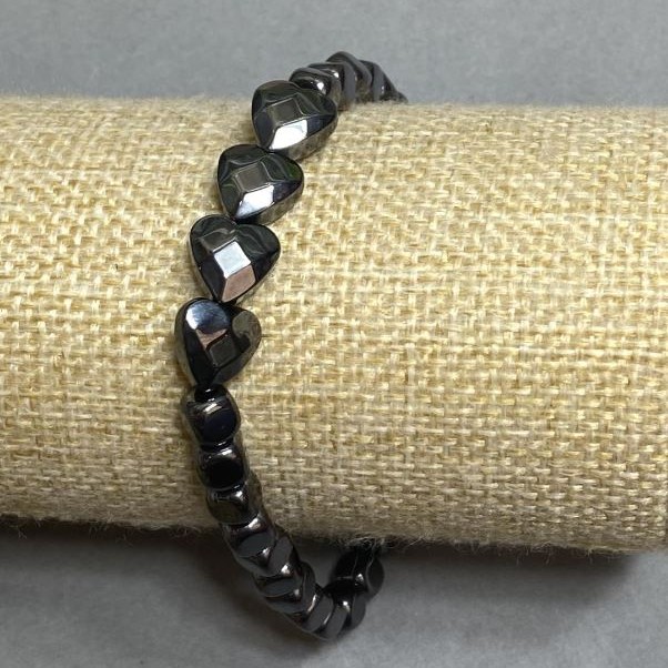 Hematite bracelet, cube beads 5x5 mm +/-, faceted heart 10 mm +/-, length 18 cm +/- elastic