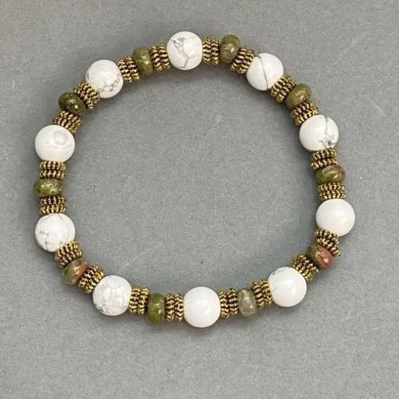 Howlite Bead Bracelet 8 mm +/-; Heliotrope Rondelle 6x3 mm +/-; Length 18 cm +/- Stretch