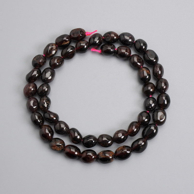 Garnet beads, tumbled 9-11×7-9 mm ±, length 39 cm on thread