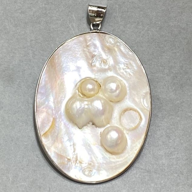 Pendant with natural mother-of-pearl and baroque pearls, oval, diameter 60×46 mm, length 72 mm ±, silver-tone metal