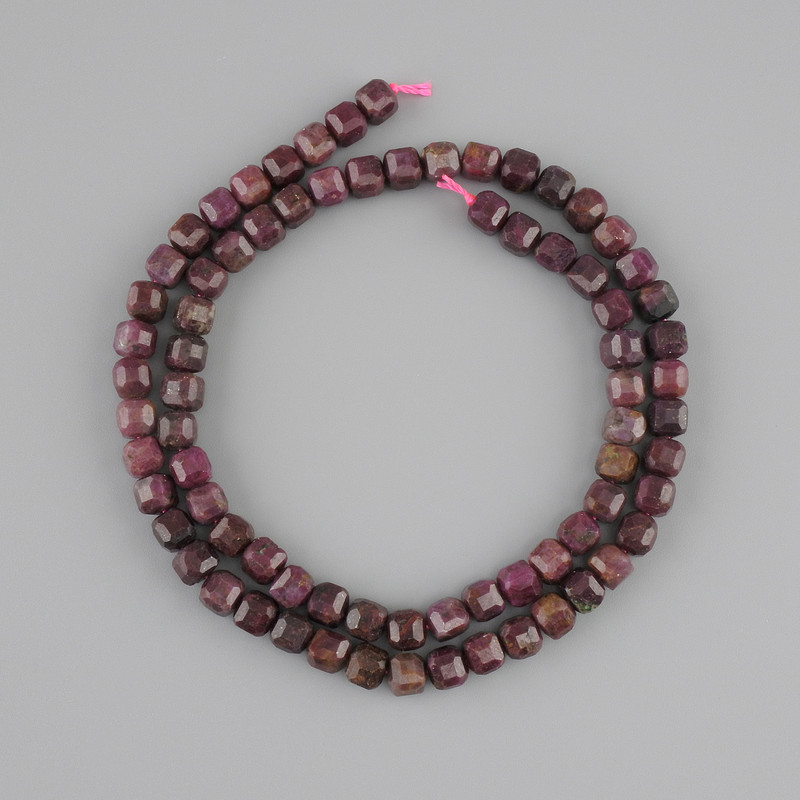Ruby beads, faceted cube, 5×5 mm, length 39 cm ± on thread