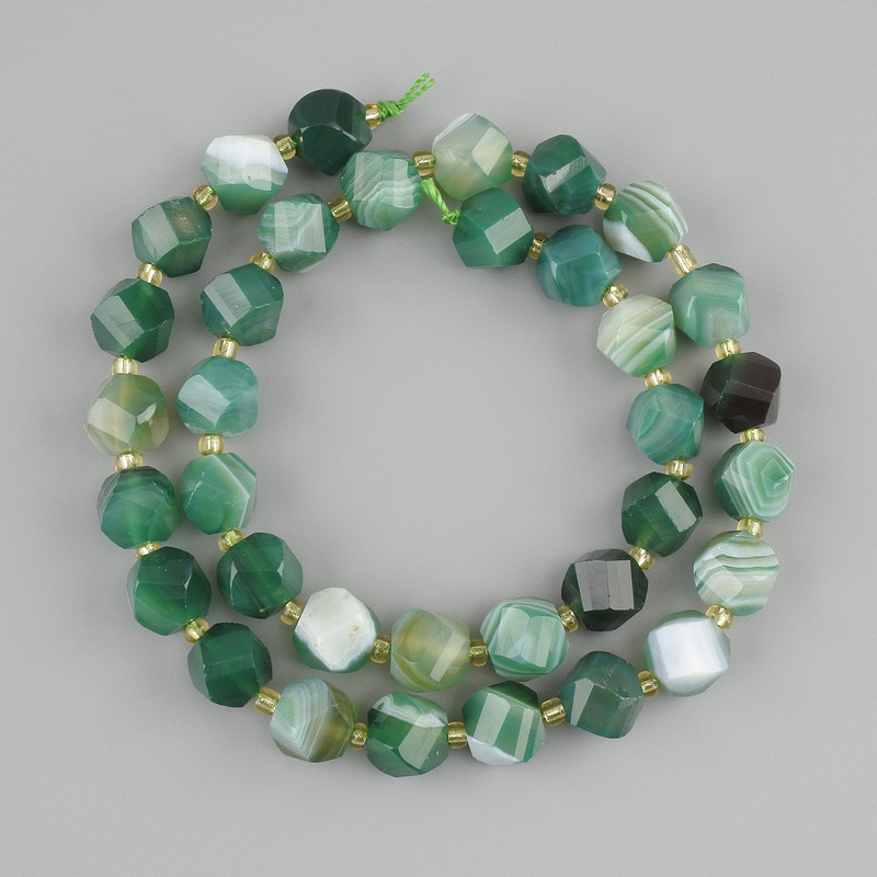 Faceted agate beads, diamond-shaped, 9x9 mm ±, seed beads 3 mm ±, length 36 cm ±