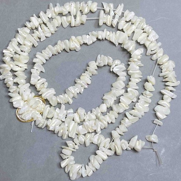 Mother-of-Pearl chip beads, 8–12×2–4 mm, 88 cm on a thread