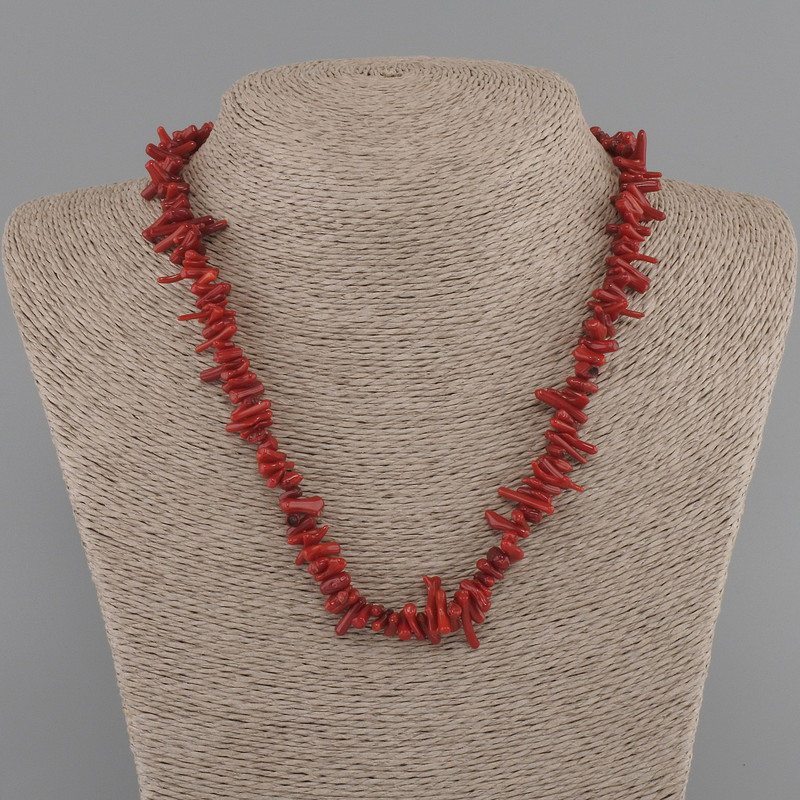 Coral Necklace chips needle 6-11x1-3mm+-, length 45cm+- with clasp