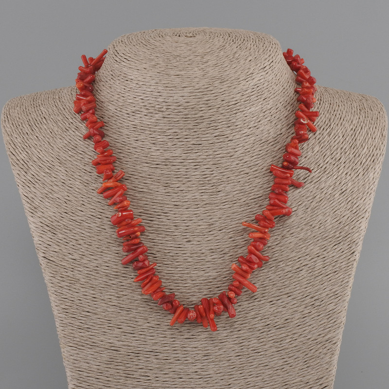Coral Necklace chips needle 6-13x2-3.5mm+-, length 45cm+- with clasp