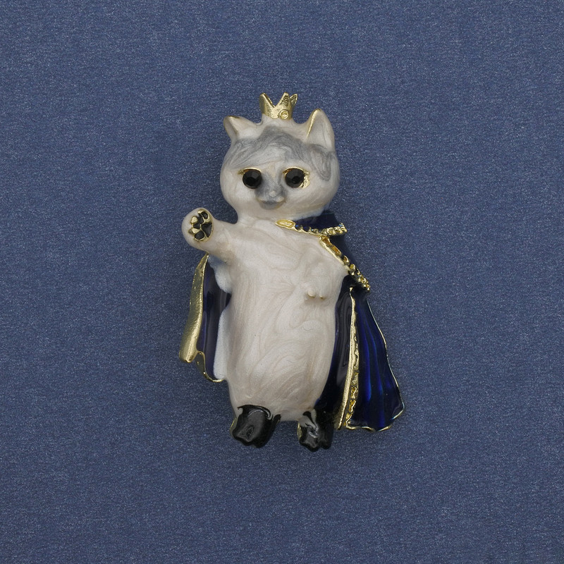 Brooch 'Cat Queen' with enamel on golden-toned metal 38×30 mm+