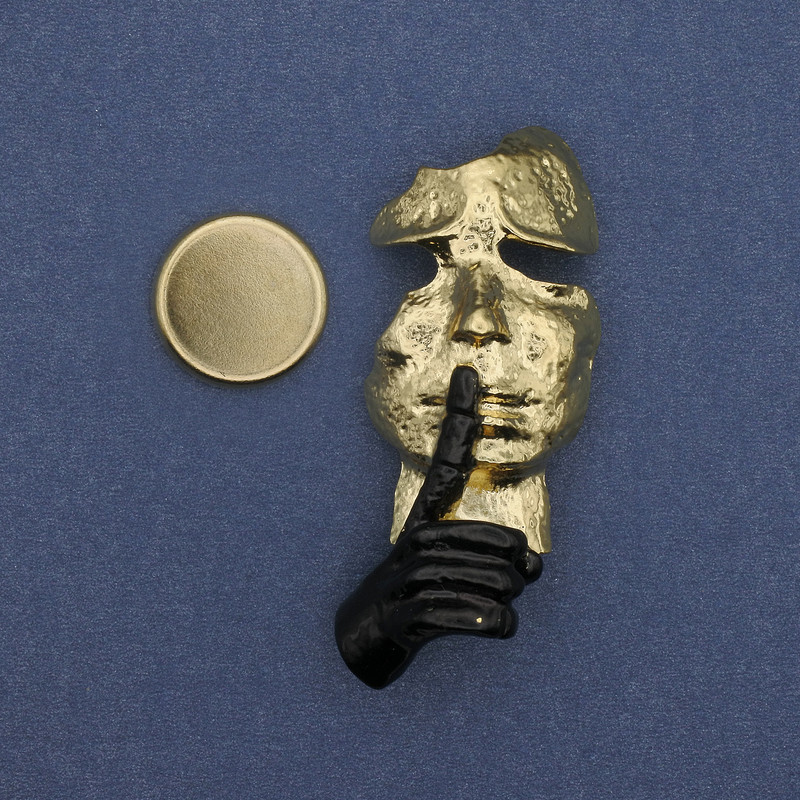 Magnetic Brooch 'Accent Face' enamel on gold-tone metal 53×23 mm+