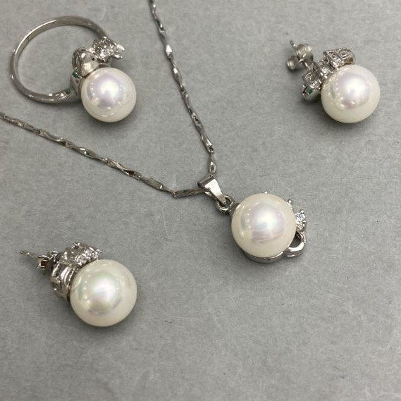 Majorka Pearl Set: Pendant on a 40 cm Chain, Stud Earrings, and Ring Size 18