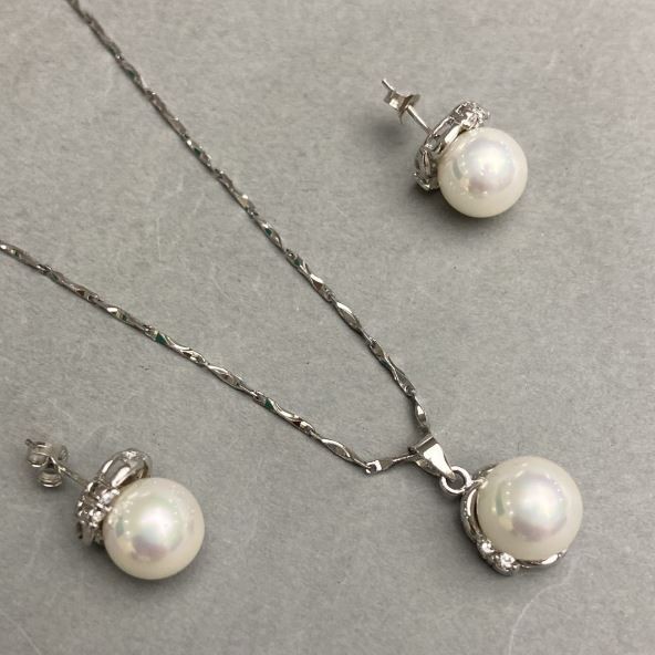 Majorca Pearl Pendant on a Chain (about 40 cm) and Stud Earrings