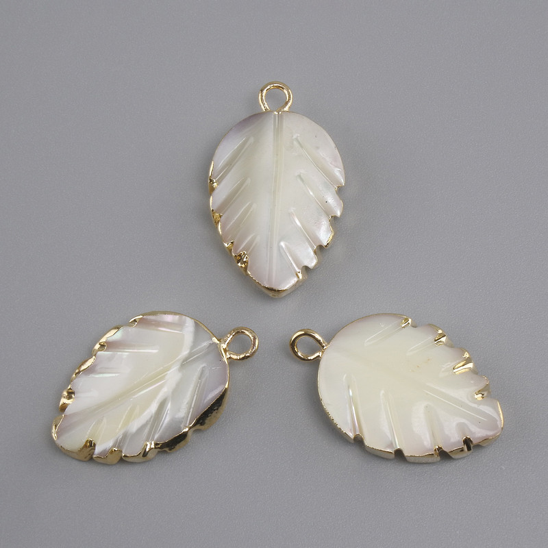 Mother-of-Pearl Leaf Pendant in Bezel Setting, 20×13 mm