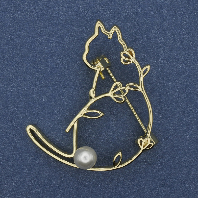 Cat with Pearl Brooch, Gold-Tone Metal, 40x34 mm+