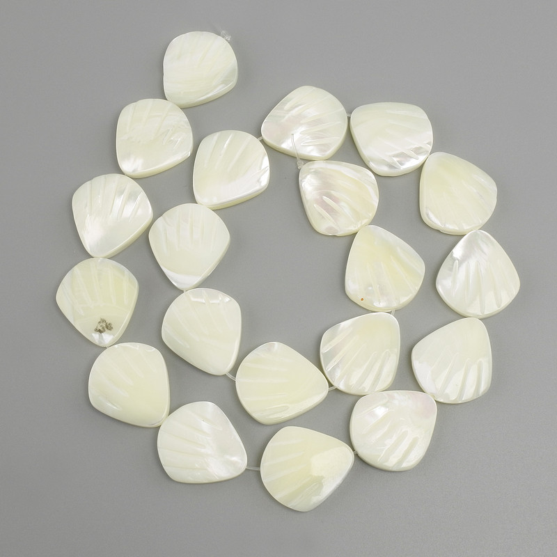 Mother-of-Pearl Shell Beads, 20×18 mm, length approx. 41 cm, on thread