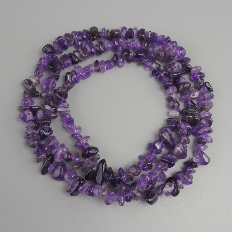 Amethyst chip beads, diameter 7–14×2–7 mm, 5 mm+/-; length 80 cm+/- on beading thread