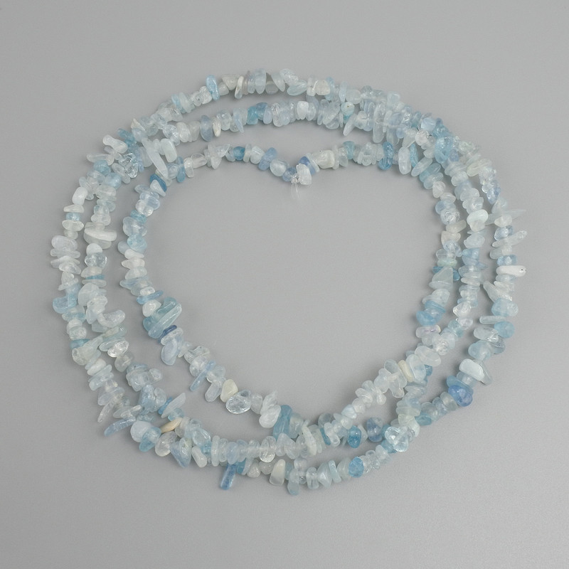 Aquamarine chip beads, diameter 4–11×1.5–3 mm, length approx. 80 cm on thread