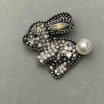 Brooch 'Bunny' with rhinestones and pearls, silver metal 34×30 mm