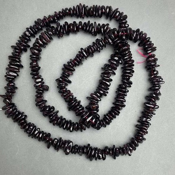 Garnet Beads, nugget, diameter 7-11, 5×2-3 mm±, thread length 80 cm±
