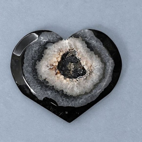 Agate heart souvenir with geode 52×64 mm ± weight 87 grams