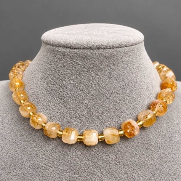 Choker Citrine faceted cube 9x9mm+- seed beads 3mm+- with pendants, length 38cm + toggle