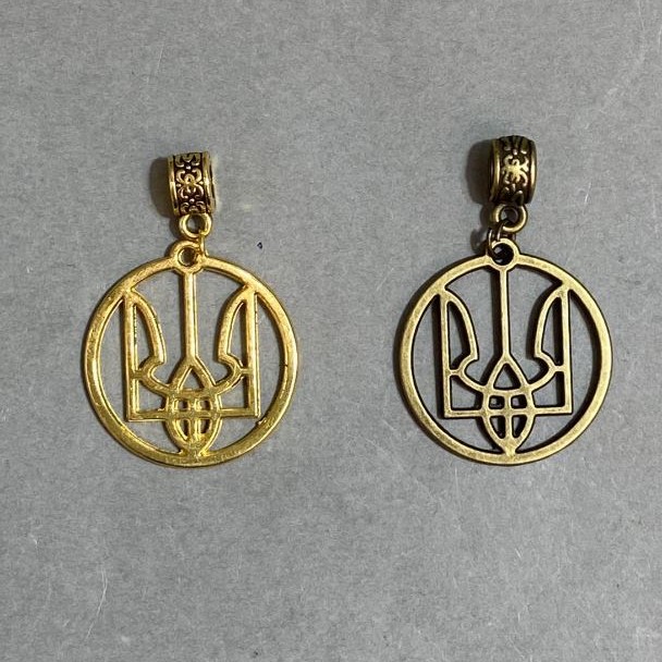 Pendant Trident, diameter 25mm +/-, length 35mm +/-, gold-tone or bronze metal