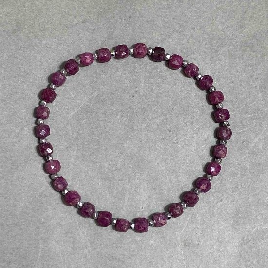 Ruby faceted cube bracelet, diameter 4mm ± Hematite bead 2mm ±, length 18cm ± stretch