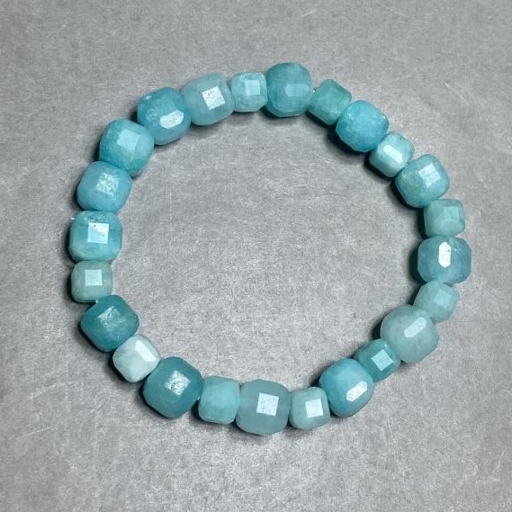 Aquamarine bracelet faceted cube 7mm+- 9mm+- , length 18cm +- on stretch