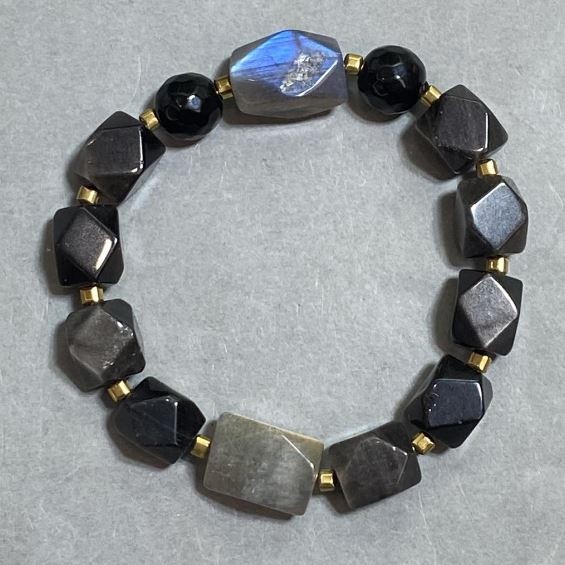 Labradorite bracelet, faceted pieces, diameter 16x10mm +- silvery obsidian 11x10mm +-, length 18 cm +- stretch