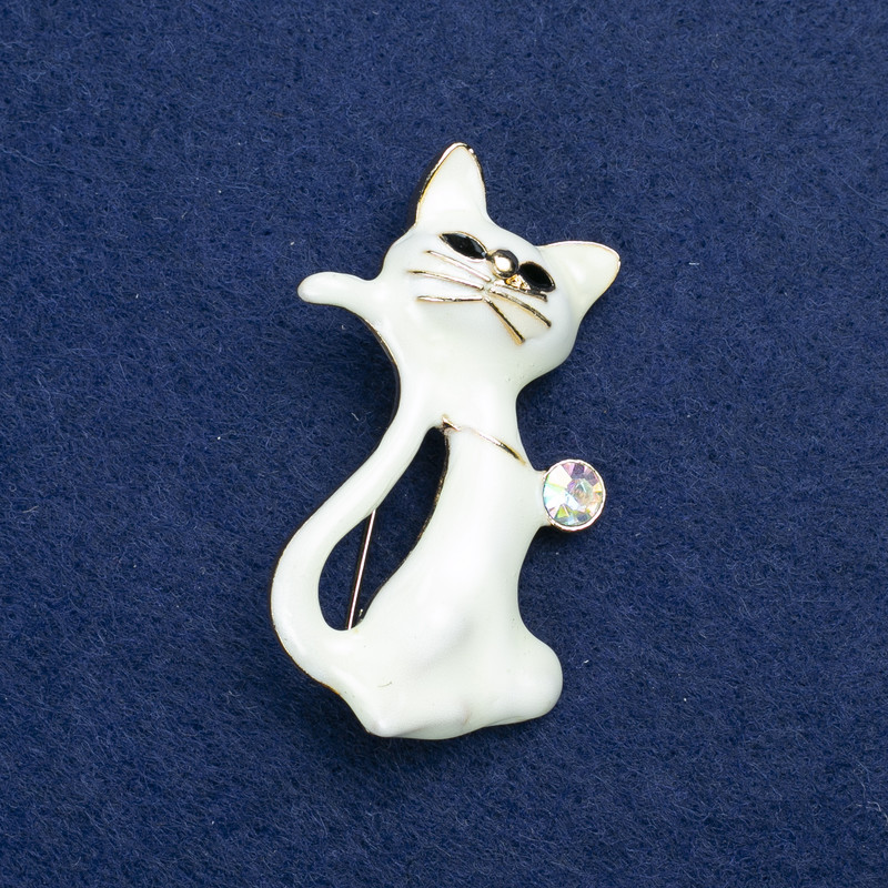 Brooch 'Kitty' in gold-toned metal, enamel and crystal 50×30 mm