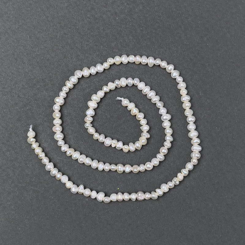 Oval freshwater pearls on a strand, diameter 4x3 mm, length 35 cm