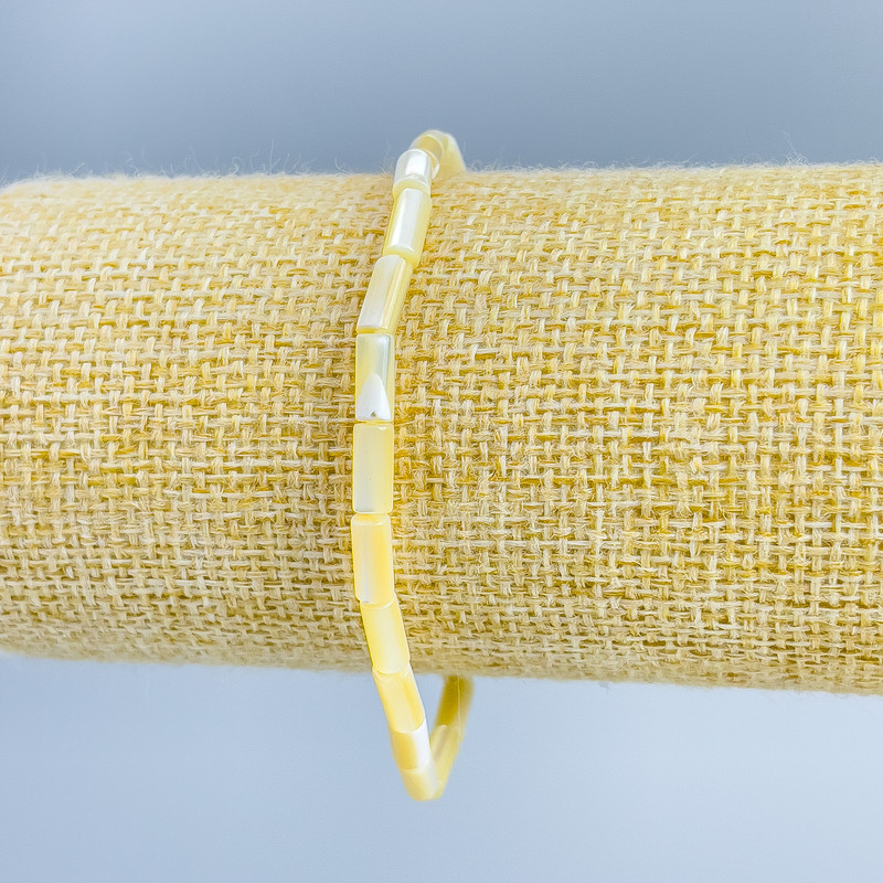 Beige cylindrical mother-of-pearl bracelet, diameter 3.5×8 mm ±, length 18 cm (stretch)