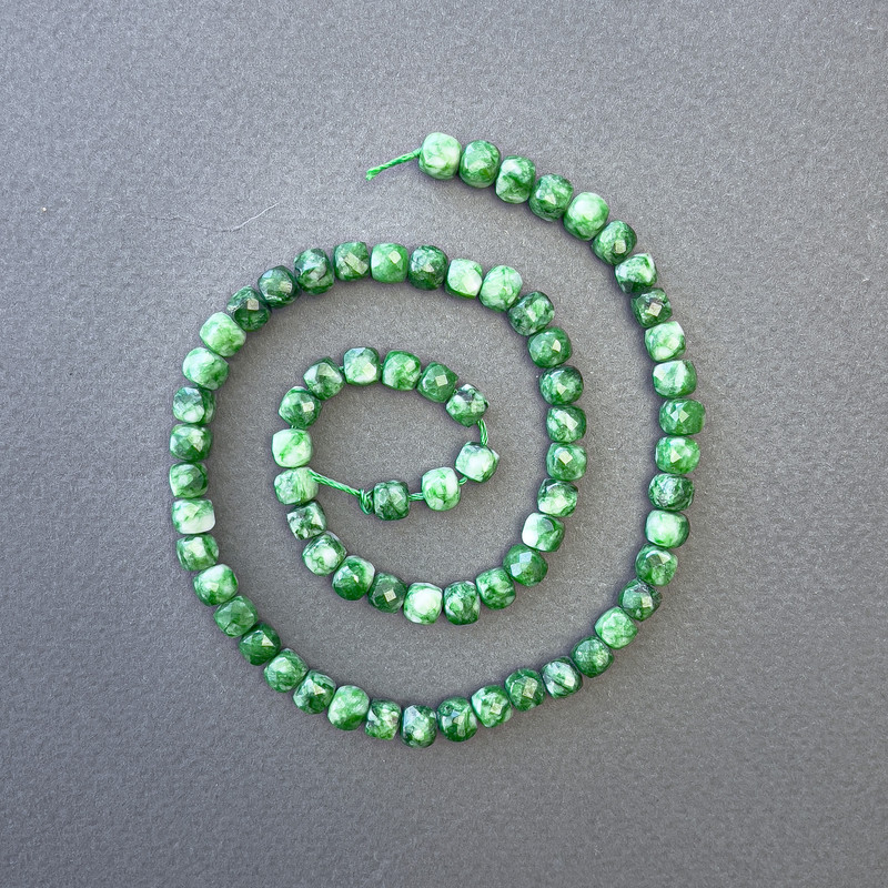Chrysoprase Beads natural stone faceted cube, diameter 5–5.5 mm, length 38 cm on thread