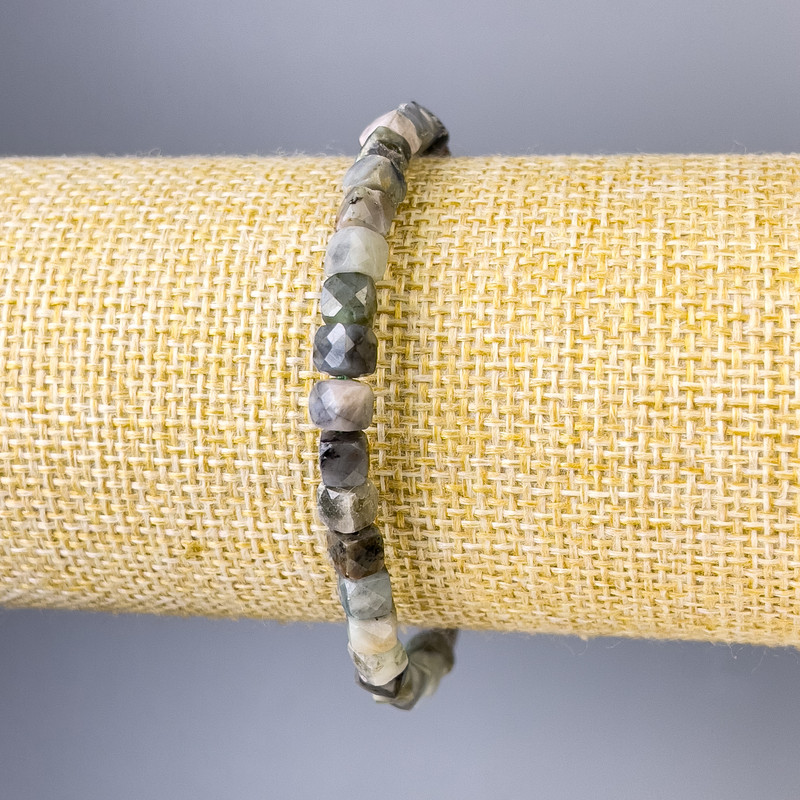 Emerald bracelet with faceted cube beads, 5x5 mm diameter, 18 cm stretch