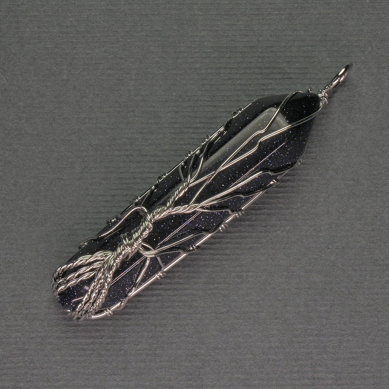 Aventurine Pendant Night of Cairo Hexagonal Crystal 12x50x57 mm ± in Silver-Plated Weave