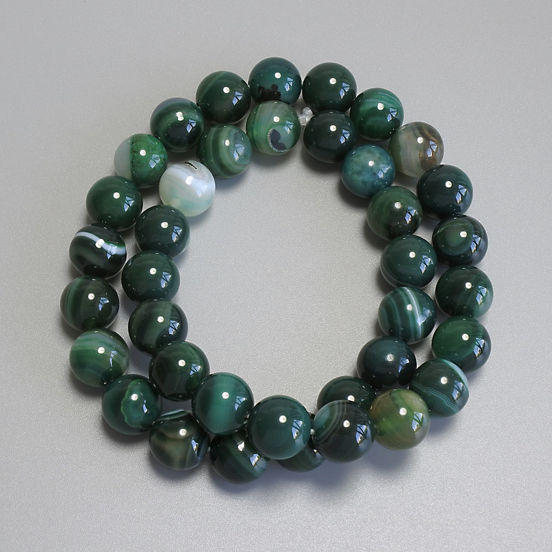 Smooth round agate beads, 10 mm diameter ± on thread, length 38 cm+