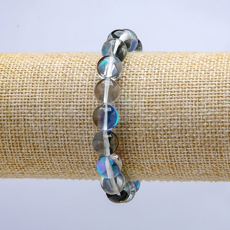 Blue opal glass bracelet with chameleon effect on elastic, smooth bead, 10 mm diameter, 18 cm length