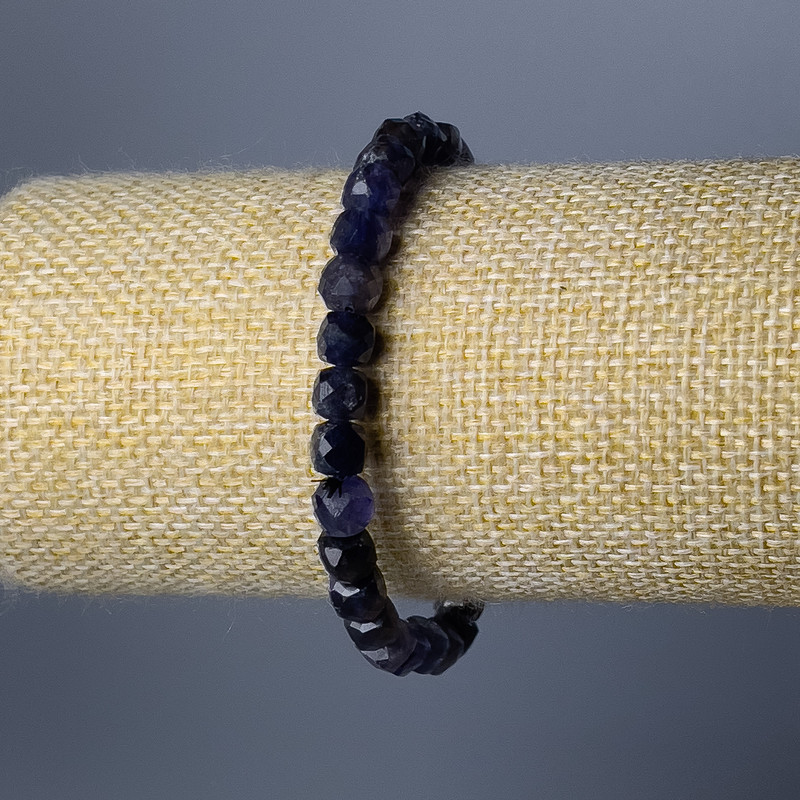 Bracelet Iolite natural stone faceted cube, diameter 6 mm ±, length 18 cm (stretch)